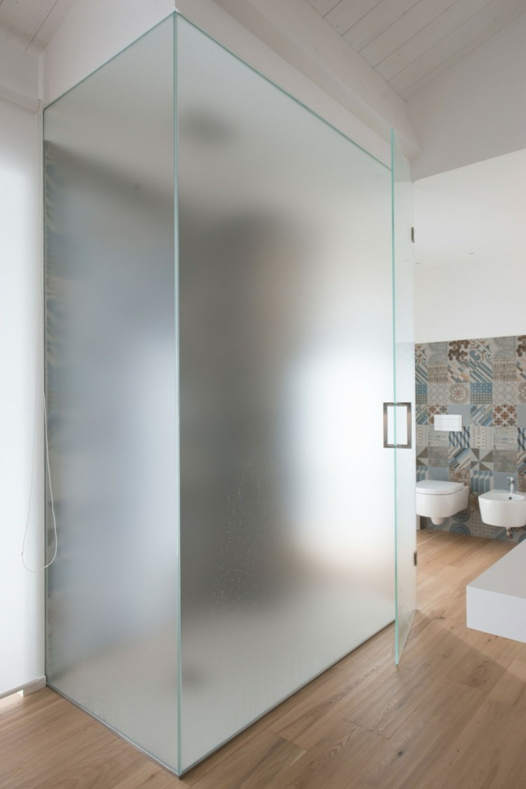holz-regal-raumteiler-dusche-mattiertes-glas-badezimmer-design-laminat