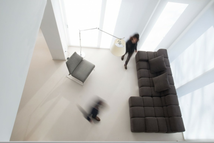 holz-regal-raumteiler-lounge-sitzbereich-fenster-italien-wohnen
