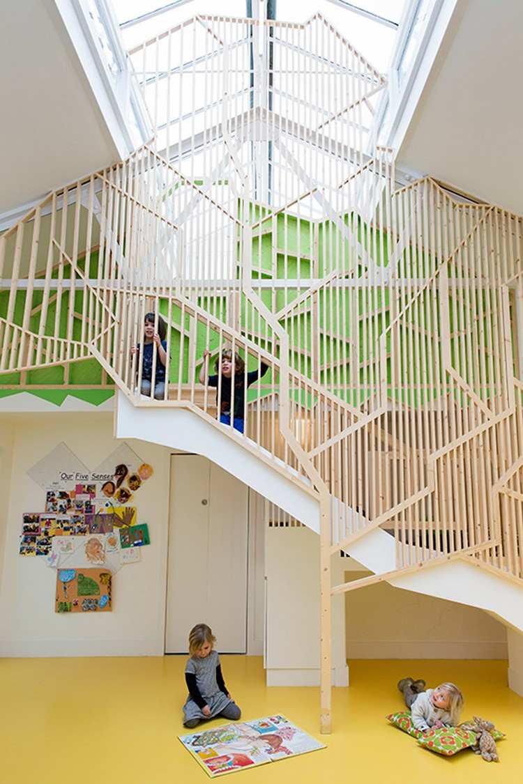 kindergarten-architektur-baumhaus-holz-innendesign-treppe-lipton-plant