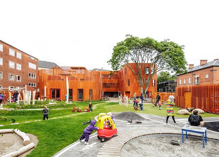 kindergarten-architektur-dorf-kinder-spielplatz-rasenfläche-sandkasten-cobe