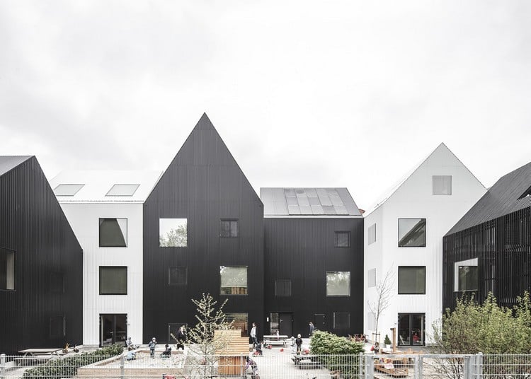 kindergarten-architektur-häuschen-spitzdach-schwarz-weiß-wintergärten-kopenhagen