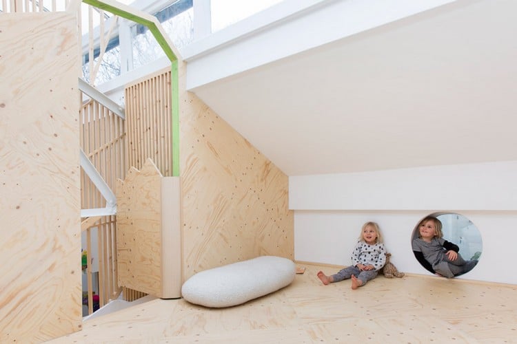 kindergarten-architektur-indoor-baumhaus-holz-rundes-fenster-helles-interieur