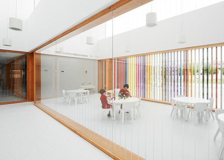 Kindergarten Architektur innenarchitektur-spielraum-glastrennwand-essbereich-weiße-wände