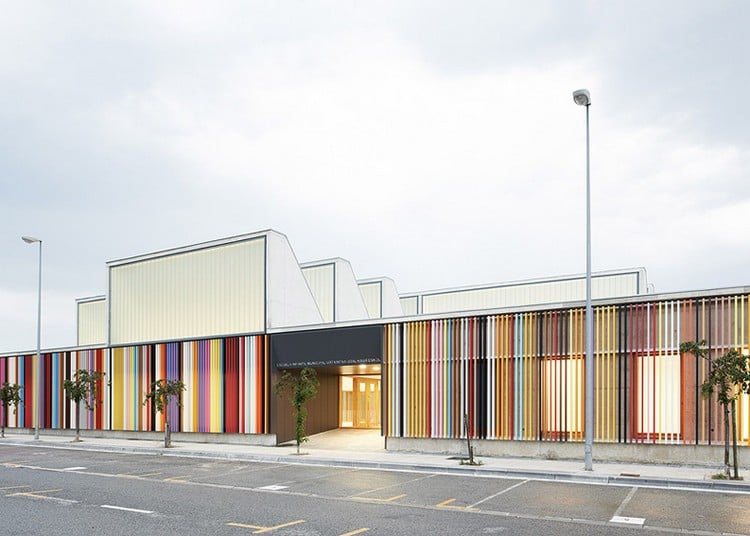 Kindergarten Architektur modern-bunte-jalousien-streifen-fassadengestaltung-spanien