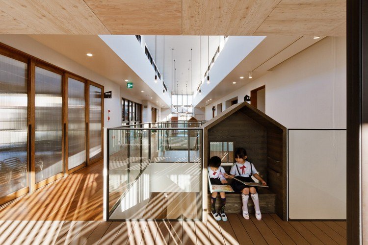 kindergarten-architektur-streifen-fassade-sonnenlicht-häuschen-leseecke