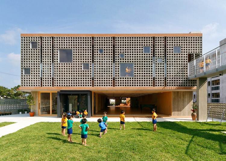 kindergarten-architektur-witterungsbeständiges-gebäude-japan-innenhof-rasenfläche-spielplatz