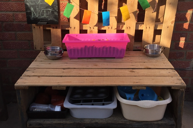 Kinderküche aus Holz für den Garten bauen und verspielt gestalten