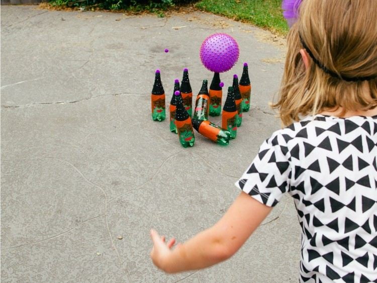 kinderspiele-garten-diy-outdoor-bowling-plastikflaschen-ball-bowlingkugel