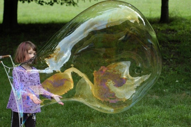 Kinderspiele im Garten riesige-seifenblase-seöber-machen-kinder-draussen-spielen