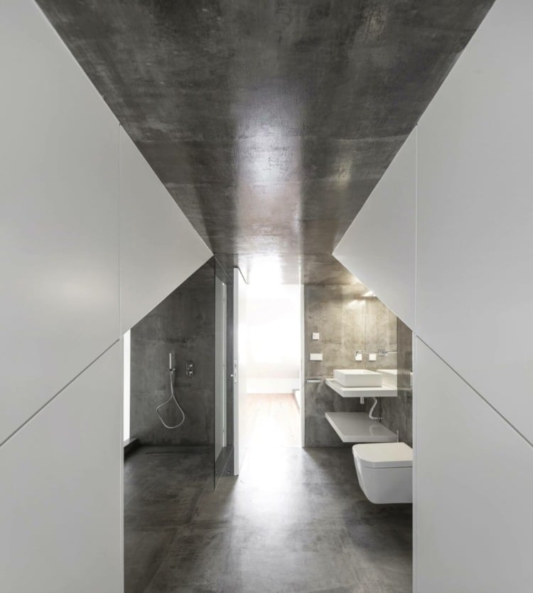 metall-sonnenschutz-weiss-bad-beton-optik-offene-dusche