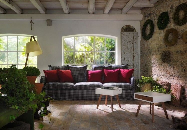 moderne-designermöbel-nachttische-weiß-schubladen-wohnzimmer-sofa-rote-kissen