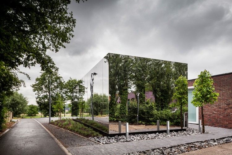 moderne-fassade-anbau-büro-belgien-spiegelung-klinkersteine-bäume