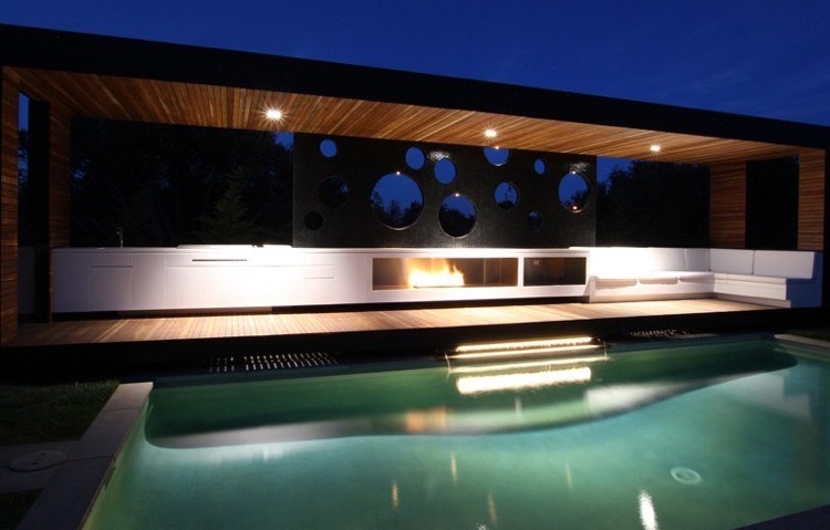 moderne-gartengestaltung-deko-feuerstelle-pool-terrassenuueberdachung-design