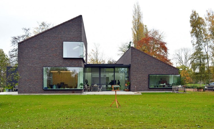 Moderne Klinkerfassade -einfamilienhaus-panoramafenster-licht-grundstueck-rasen