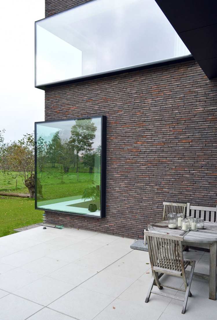 moderne-klinkerfassade-einfamilienhaus-terrasse-panoramafenster-design-architektur