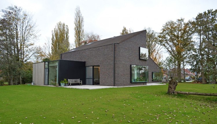 moderne-klinkerfassade-einfamilienhaus-terrasse-raumhohe-fenster-panoramafenster