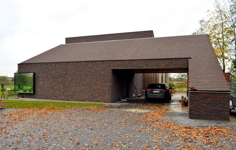 moderne-klinkerfassade-garage-garten-hof-backstein-ziegel-dach
