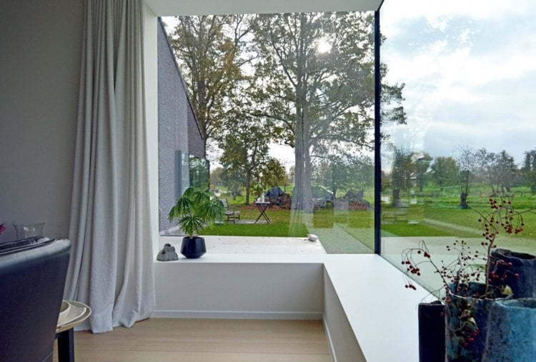 modernes-einfamilienhaus-interior-grossformatige-fenster-fensterbank-minimalistisch
