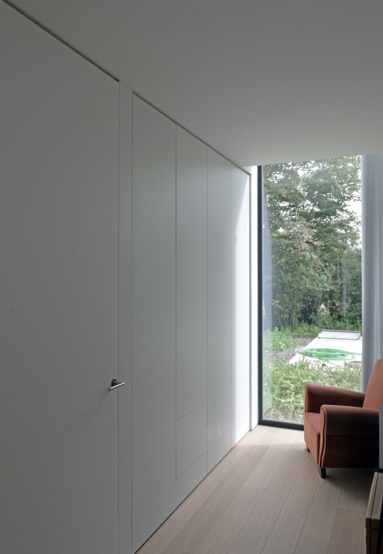 modernes-einfamilienhaus-interior-minimalistisch-weiss-einbauschrank