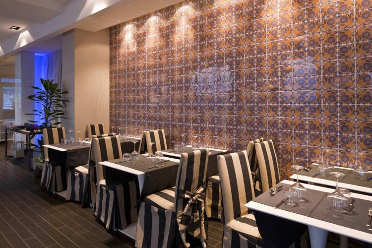 mosaik-fliesen-akua-braun-beige-restaurant-akzentwand-beleuchtung