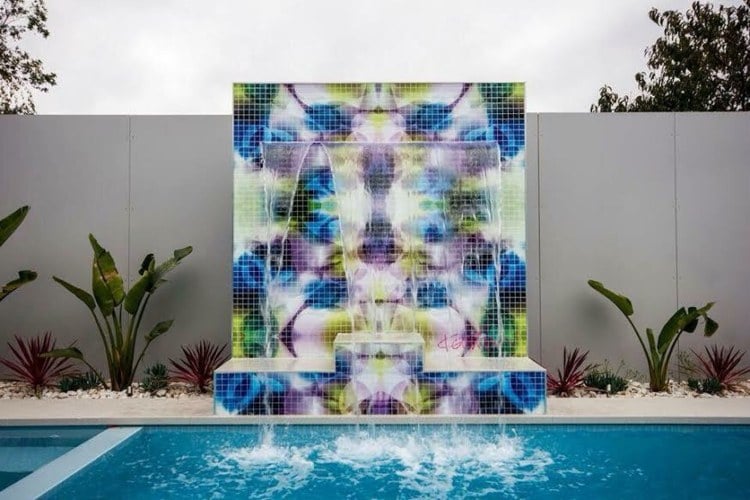 mosaik fliesen pool-deko-karim-rashid-wasserfall