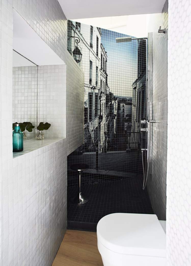 mosaik-wandgestaltung-kleinwohnung-bad-schwarz-weiss-dusche