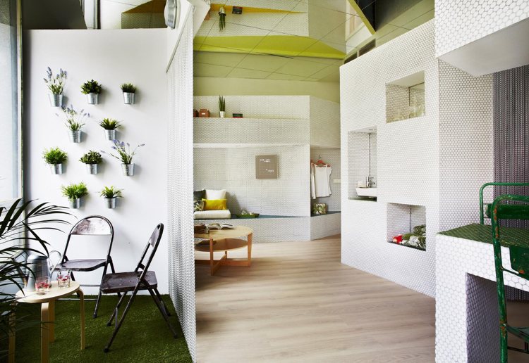 mosaik-wandgestaltung-kleinwohnung-einzimmer-appartement-weiss-gruen