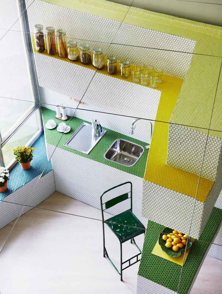 mosaik-wandgestaltung-kleinwohnung-kueche-fliesen-gruen-gelb