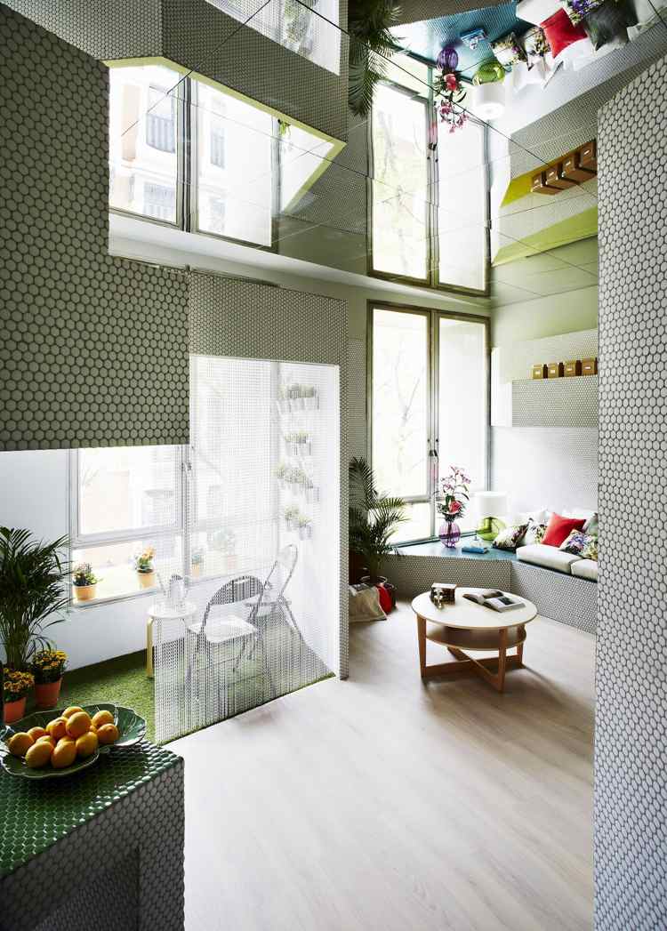 mosaik-wandgestaltung-kleinwohnung-terrase.geometrisch-spiegel-decke