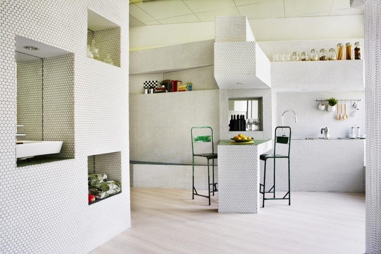 mosaik-wandgestaltung-kleinwohnung-weiss-wohnbereich-einzimmer-regale