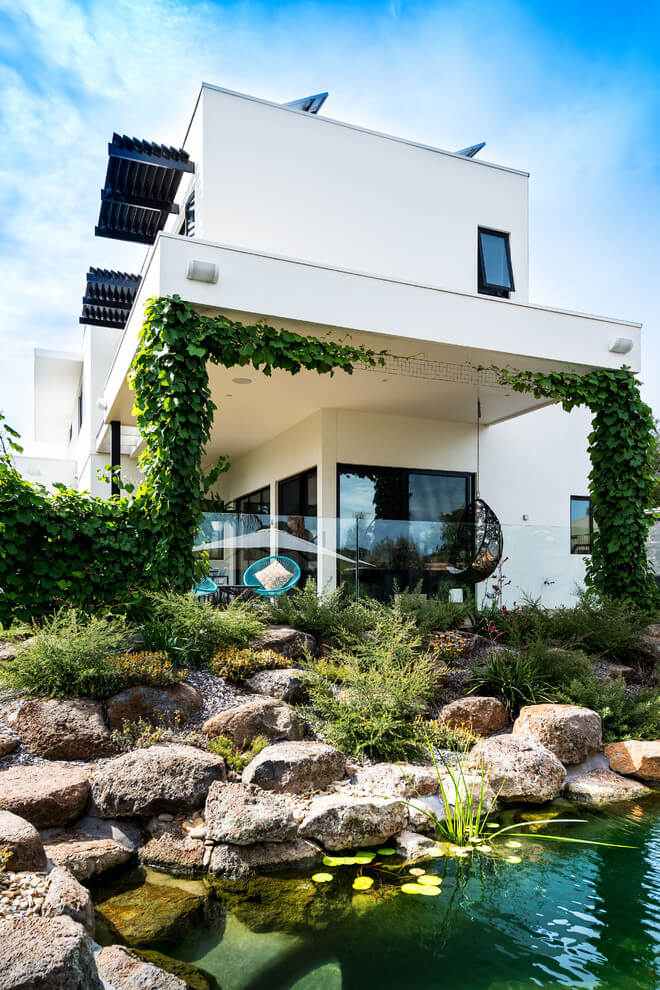 Naturpool im Garten -moderne-architektur-naturteich-seerosen-glasgelaender