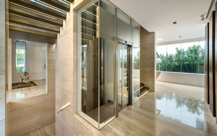 naturstein-fußboden-fahrstuhl-modern-hell-raumgestaltung