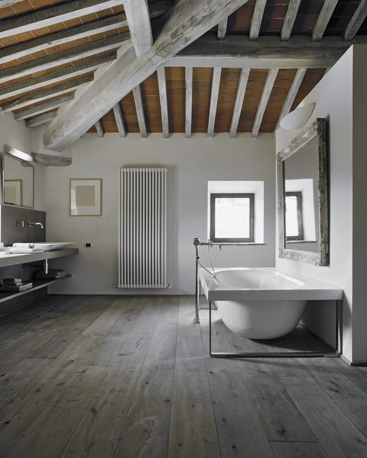 parkett-grau-badezimmer-badewanne-wandspiegel-balkendecke-dachschräge