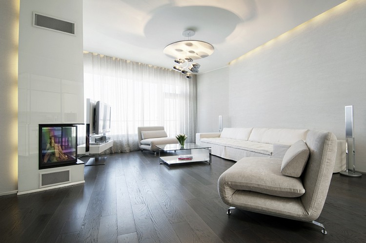 Graues Parkett dunkelgrau-helles-wohnzimmer-weiße-sofas-wände-moderner-kronleuchter
