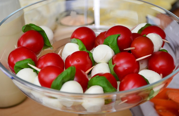 party-snacks-haeppchen-fussball-em-tomaten-mozzarella