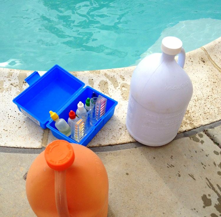 Tipps zur Poolpflege reinigung-chemie-ohne-chlor-desinfektion-poolwasser