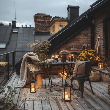 rustikaler dachbalkon mit backsteinwand, laternen und romantischer atmosphäre