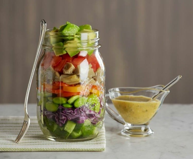 salat-glas-avocado-dressing-rezept-einfach