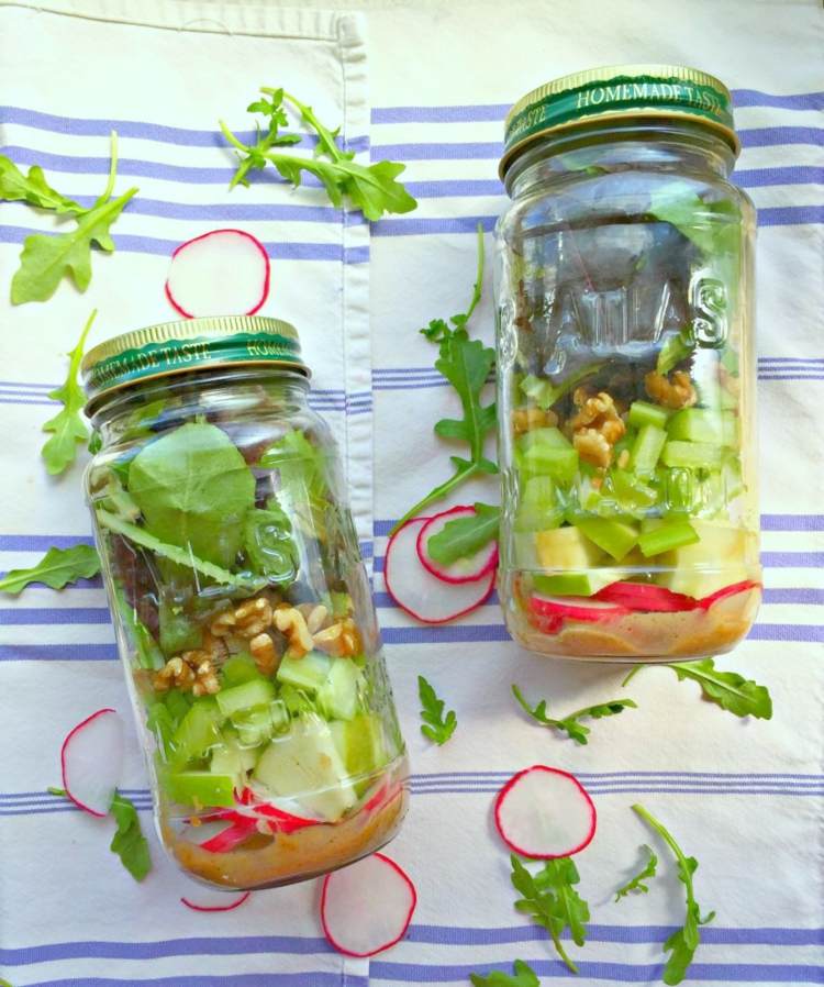 salat-glas-gruener-mix-apfel-fruehlingskohl-radieschen-spinat