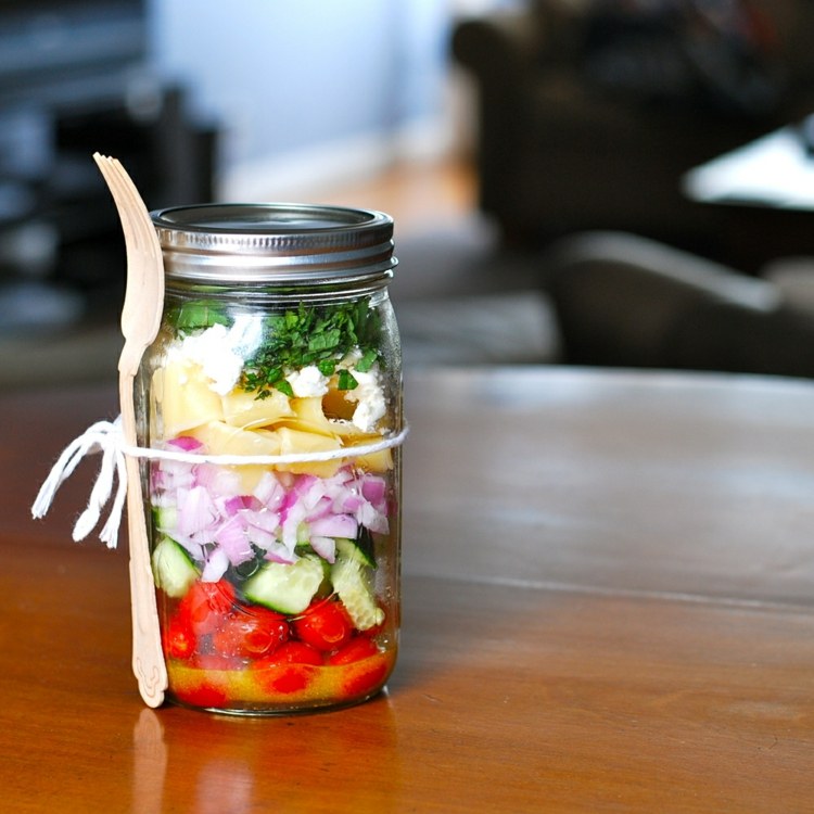 salat im glas holz-gabel-mittag-abendbrot-idee-gemuese-zwiebeln