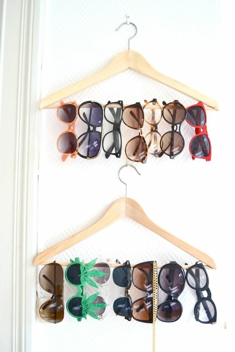 sonnenbrillen-aufbewahrung-diy-kleiderbuegel-holz-idee
