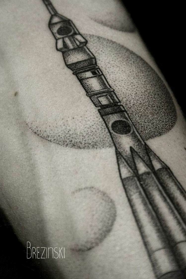 tattoo-motive-rakete-astronaut-haut-kunst-koerper