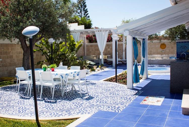 Terrasse gestalten mediterran-keramische-terrassenplatten-blau-weiss