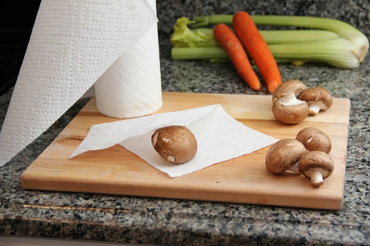 tipps zum kochen frisch-gemuese-pilze-kuechenpapier