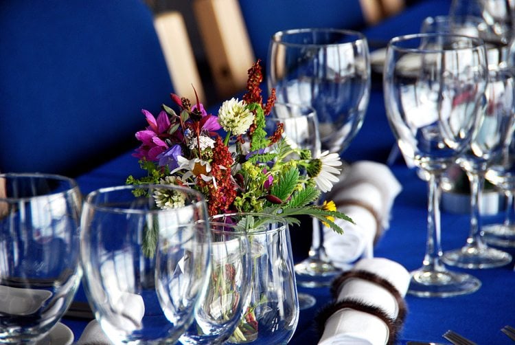tischdeko-grillparty-garten-marineblaue-tischdecke-wildblumen-vase