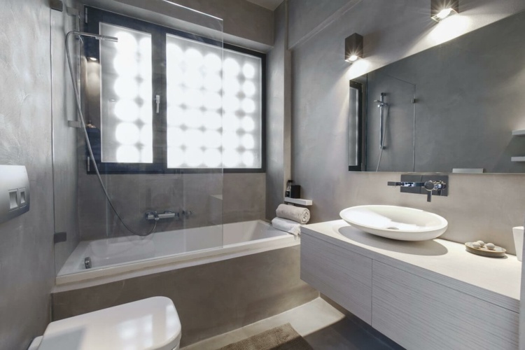 ton-einrichtung-betonoptik-bad-dusche-spiegel-gross