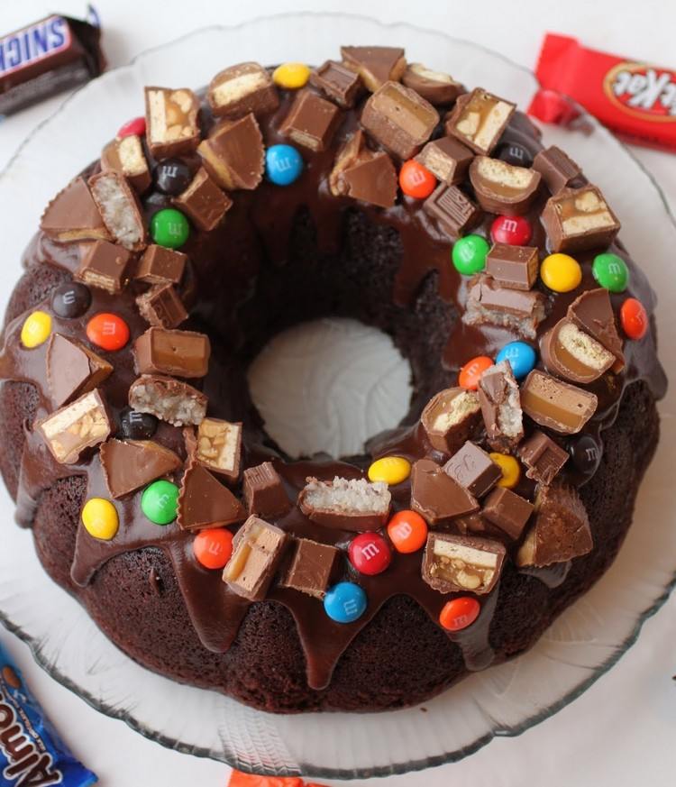 torte-süßigkeiten-kuchen-zubereiten-kitkat-snickers-mms-schokoglasur-deko