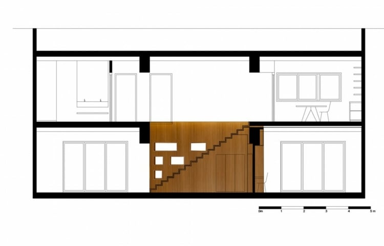 treppenhaus-holz-seitenansicht-etagen-renovierung-spanien