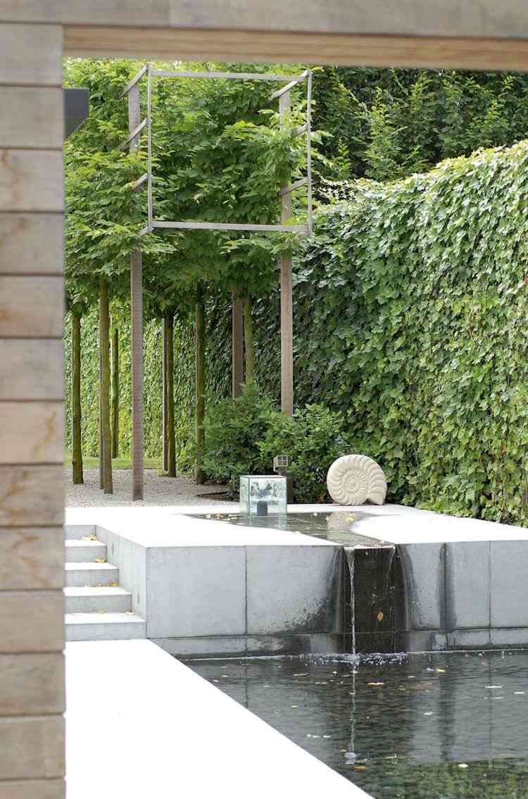 Wasserkaskaden im Garten -modern-beton-kletterpflanzen-zaun