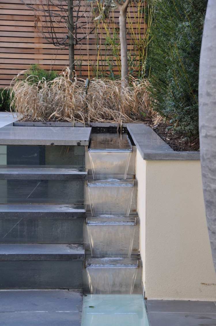 Wasserkaskaden im Garten -modern-edelstahl-naturstein-granit-minimalistisch